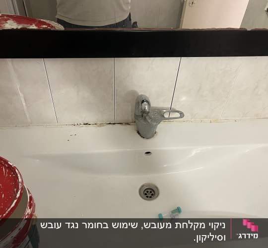 כיור עם ברז ודלי צבע, עבודה בתחום השיפוצים